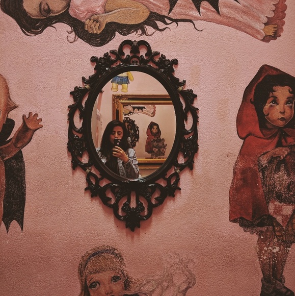 Meet your Posher, Claudia - Picture 1 of 1